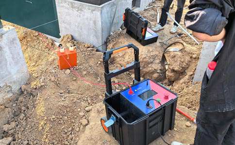 正在使用电缆故障测试仪检测电缆线的故障问题