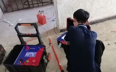 技术人员正在使用方法和电缆故障测试仪设备检测分析电缆故障问题