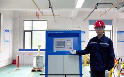 专业的技术人员为客户讲解设备使用和注意事项